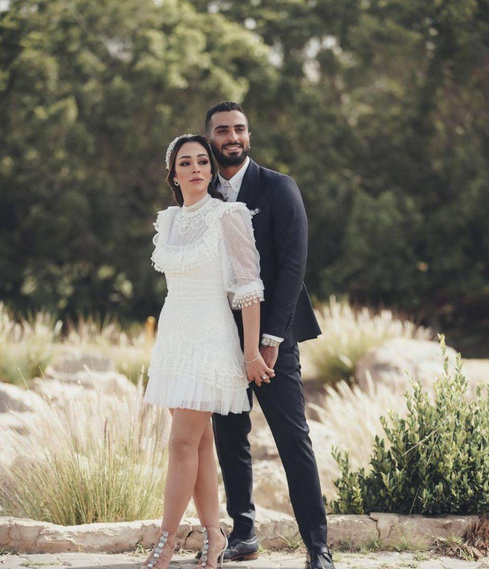 من وقع فستان راندا رياض في يوم زواجها من محمد الشرنوبي؟