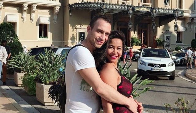 الكشف عن تفاصيل مكالمة حسام حبيب وأشهر معجبات شيرين