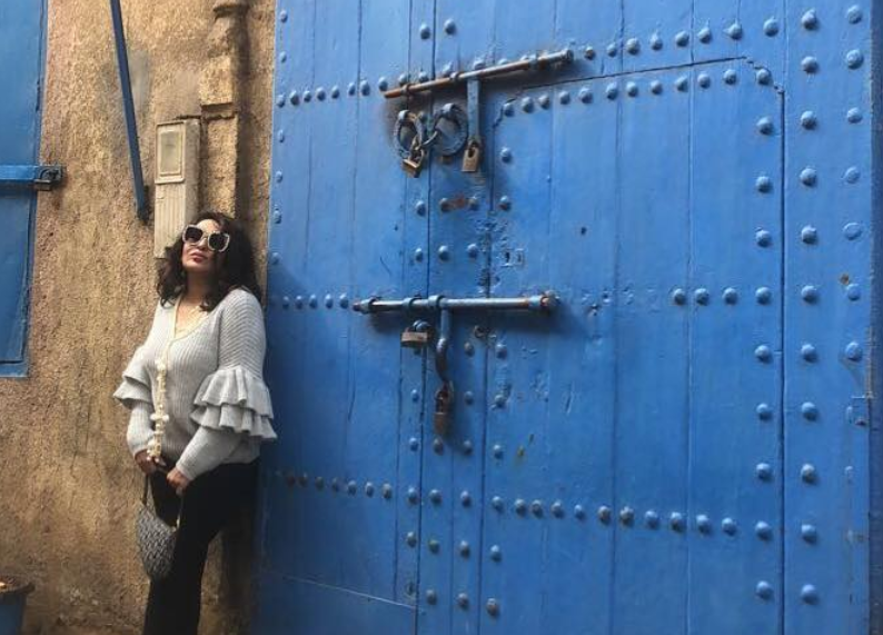 بالصورة  - انتقاد لاذع لفنانة خليجية تضع كمامة مزينة بالكريستال