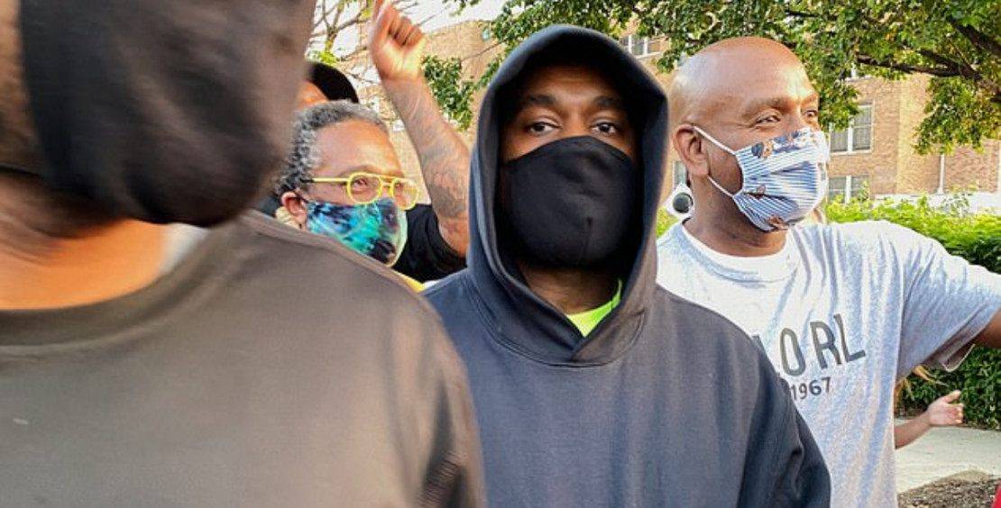 بالصور - كانيه ويست يتظاهر ضد العنصرية ويتبرع بمليوني دولار