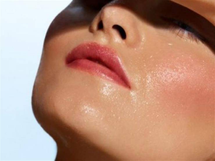 خطوات سهلة للتخلص من لمعان البشرة الدهنية