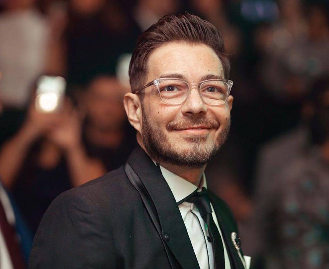 بالفيديو- هدية لأحمد زاهر على شاطئ البحر