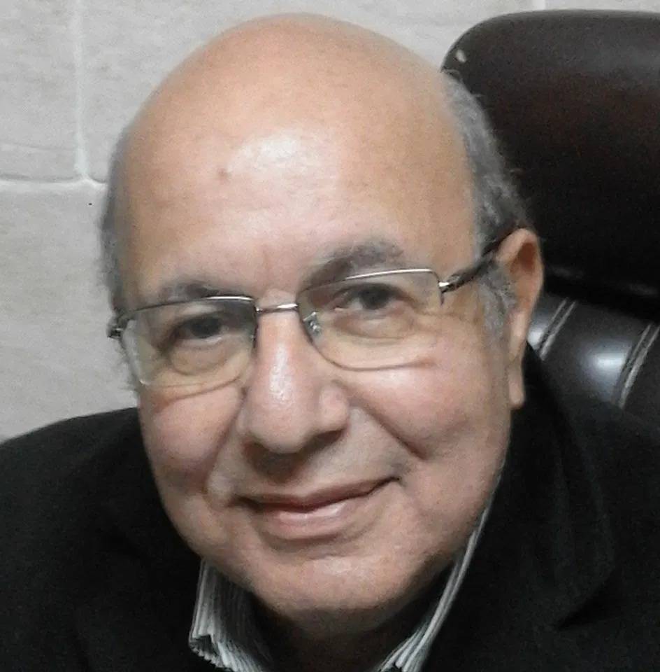 الشاعر أحمد تيمور يعلن إصابته بكورونا في وليمة ارتدى فيها الكمامة ونتيجة التحليل مفاجأة