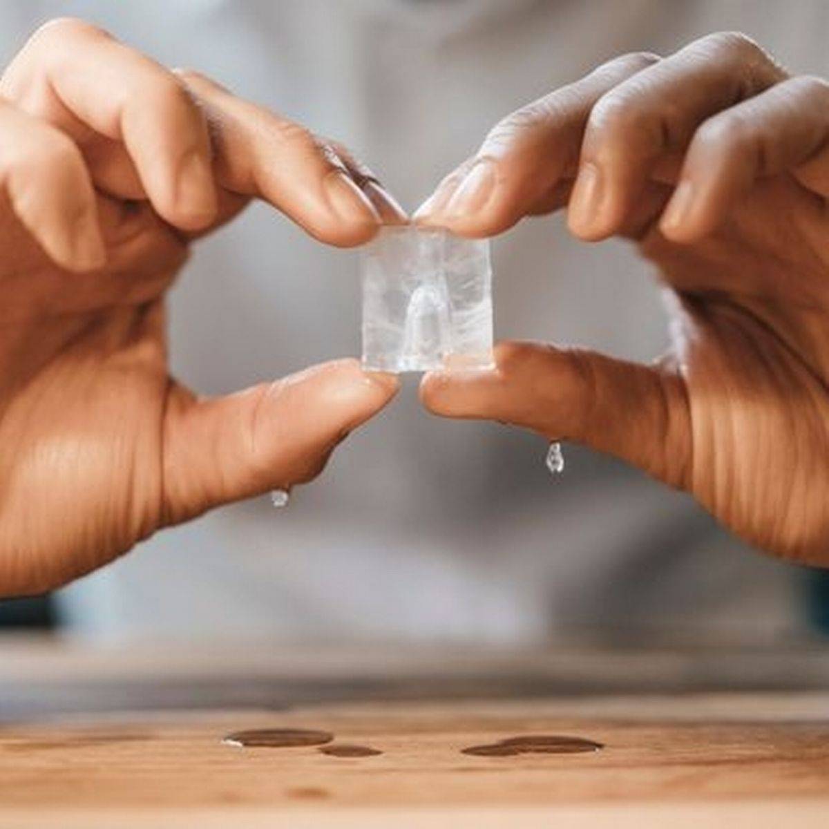 تعلمي طريقة حرق دهون البطن بمكعبات الثلج