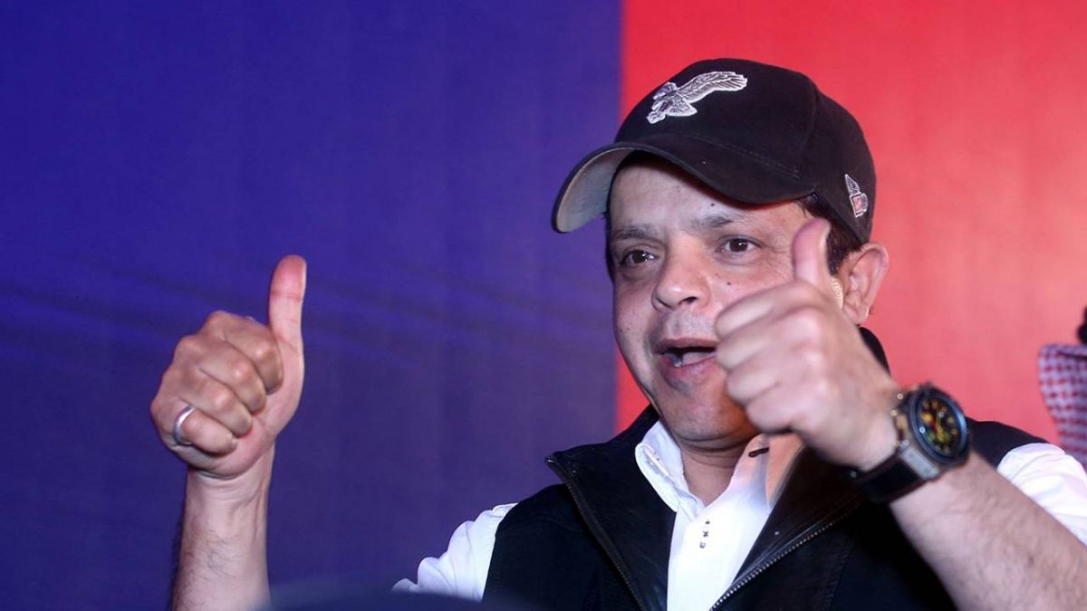 محمد هنيدي يسخر من 