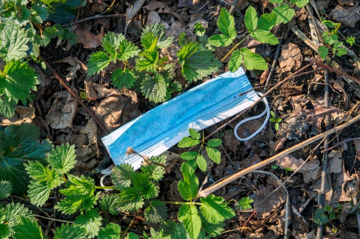 لا ترموا الكمامات في الأماكن الطبيعية... الخطر أكثر مما تتوقعون