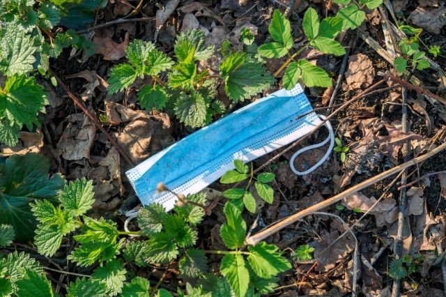 لا ترموا الكمامات في الأماكن الطبيعية... الخطر أكثر مما تتوقعون