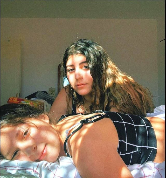 ابنتا شريف منير في الصورة التي سببت الأزمة