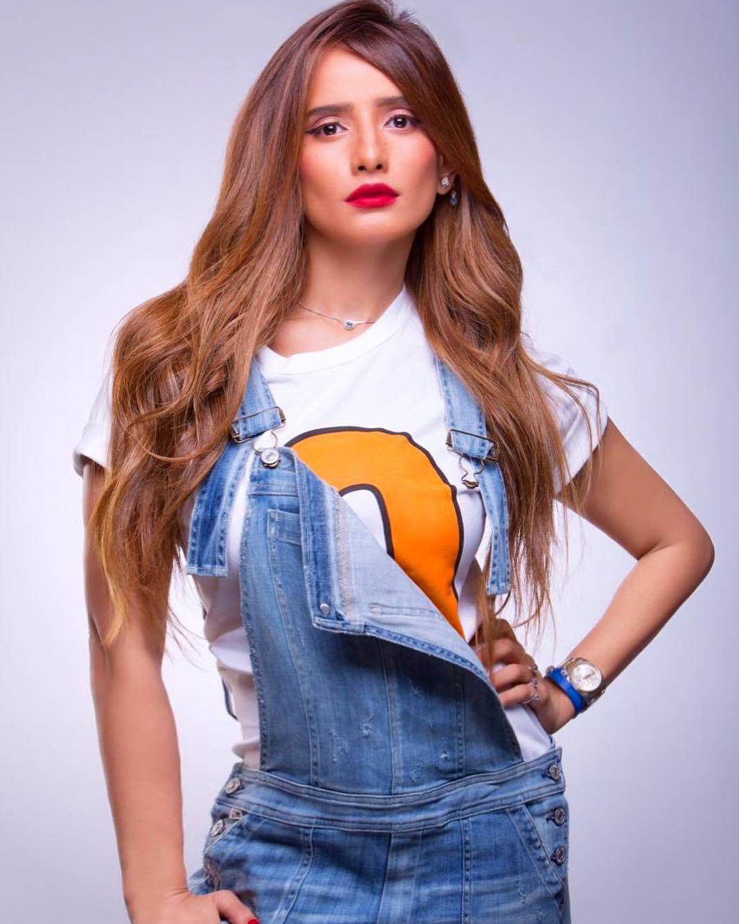 بالصورة - زينة تتحول إلى رجل