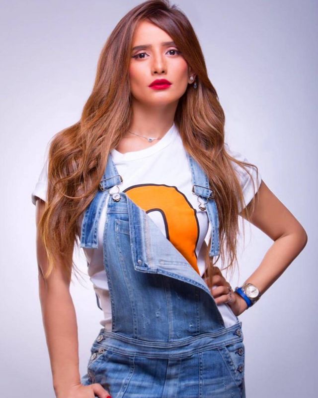 بالصورة - زينة تتحول إلى رجل