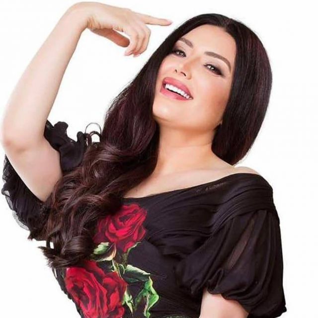 عبير صبري ترد على اتهام متابعة لها بارتداء باروكة