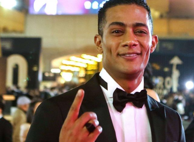 محمد رمضان يحرج متابعاً ويرد على تعليقه الجريء