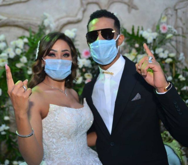 محمد رمضان مع شقيقته