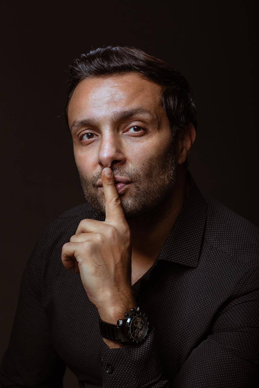 سر اعتذار شقيق ياسمين عبد العزيز لزملائه