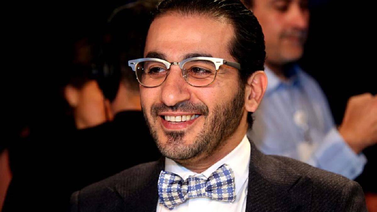 متابع يرسم صورة أحمد حلمي على رأسه والأخير يعلق