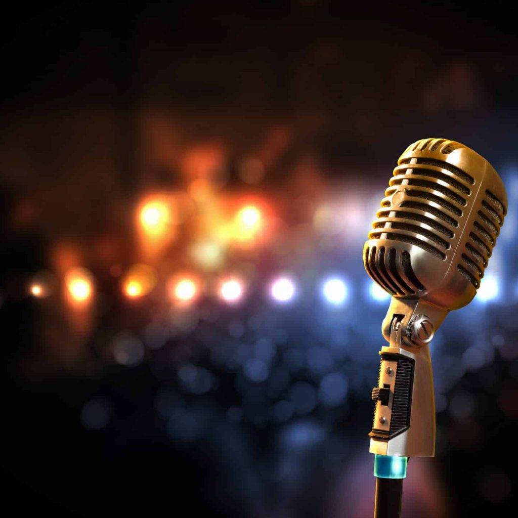 بالفيديو – فنان شعبي مصري يصرخ ويبكي طالباً إنقاذ والدته من كورونا