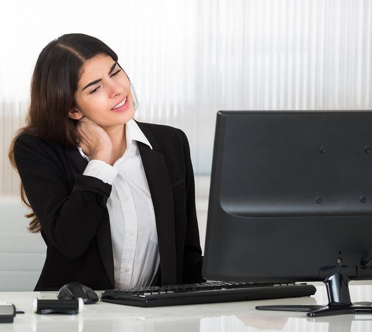 ألم الرقبة بسبب الكومبيوتر هكذا تتخلصين منه بحركة بسيطة