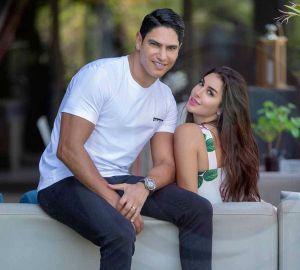 ياسمين صبري تنهي شهر العسل بصور في حوض السباحة وتعود إلى هوايتها