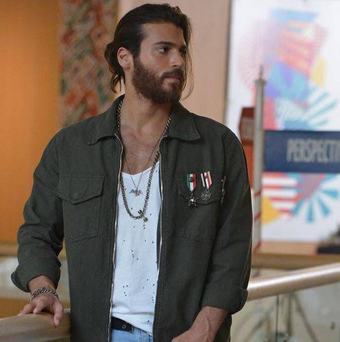 بالصور - جان يامان يخطف القلوب بوسامته في احدث ظهور له