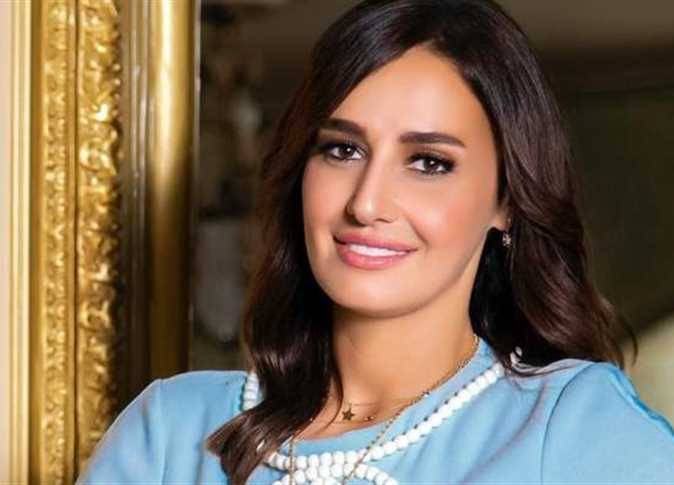 حلا شيحة تعلق على قضية بنات شريف منير والجمهور يهاجمها