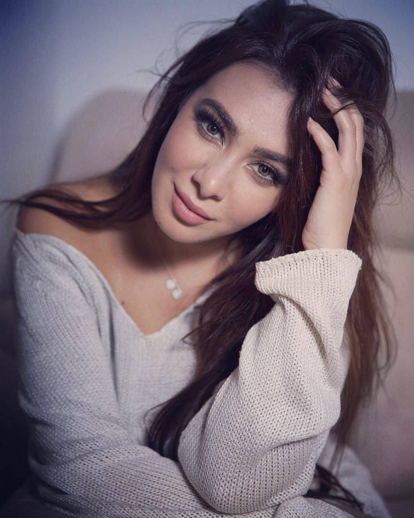 بالصور - هكذا دعمت مريهان حسين طفلا مصاباً بالسرطان