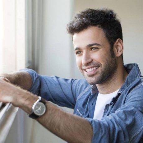 بالفيديو – أنطوني توما يفاجئ حبيبته بطلب الزواج منها بطريقة رومنسية جداً