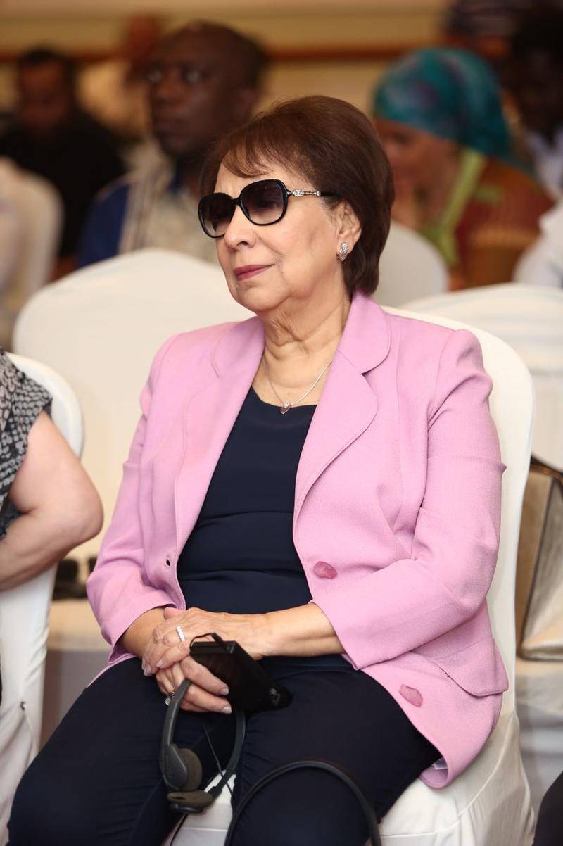 مخرجة مصرية تعلن وفاة شقيقها بكورونا وحالة زوجته وأولاده