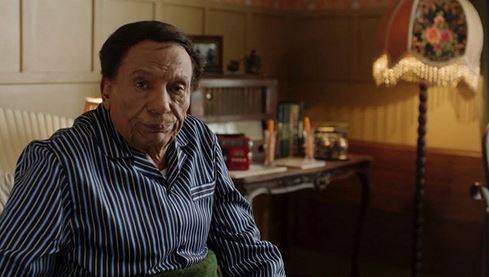 بالفيديو - عادل إمام يدعم ممثلة شابة.. ويعتذر عن مشهد ضرب حقيقي