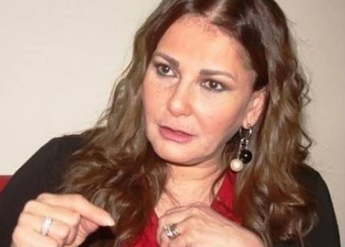 بالفيديو - آثار الحكيم تكشف حقيقة إصابة ابنها وصديقيه بكورونا