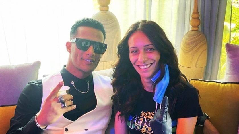 انتقادات جديدة لمحمد رمضان بسبب صورة مع مصممة استعراضات