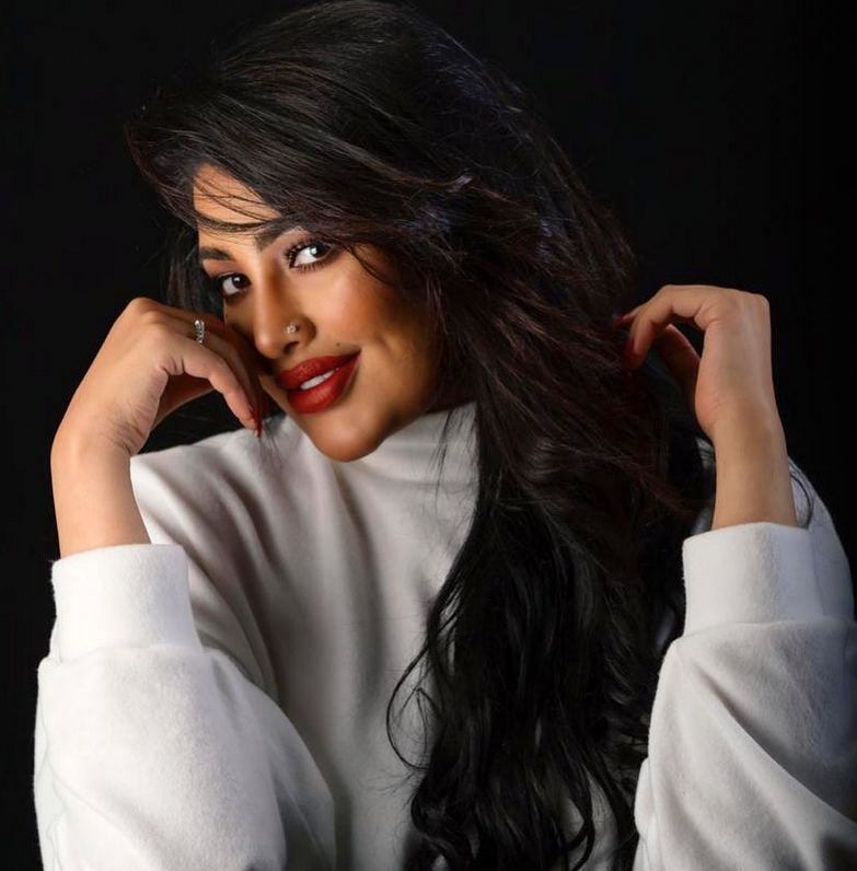 بالصورة والفيديو – روزانا اليامي تعلن ارتداء الحجاب... هكذا بدت