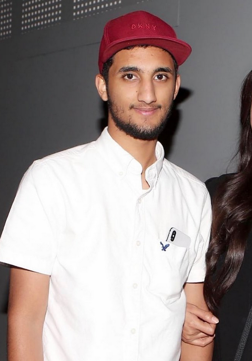 بالصورة – هذا الشاب الوسيم هو ابن فنانة خليجية أربعينية