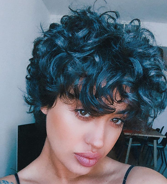 بالفيديو – انتفاخ شفتيّ نينا عبد الملك يسرق الأضواء من ولادة طفلها