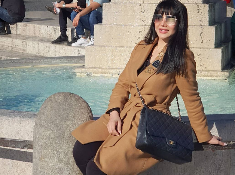 بالصورة - لجين عمران تفاجئ الجميع بالفستان الأبيض من دون مكياج