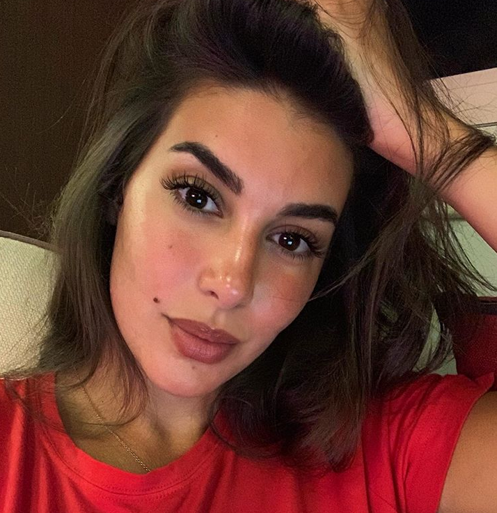 بالفيديو – فتاة تشبه ياسمين صبري حتى بنبرة الصوت