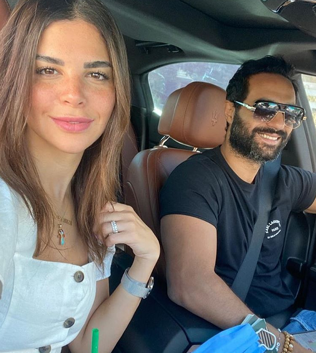 بالصورة – كريم فهمي يثير غيرة الكثيرات بنقش اسم زوجته على جسمه