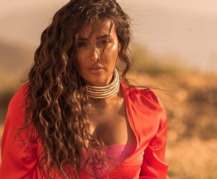 بالصور – كندة حنا تضج انوثة وجرأة باللون البرتقالي الصاخب