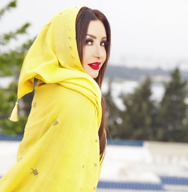 في فيديو مؤثر – لطيفة تهتم بأظافر والدتها وتقبل يديها