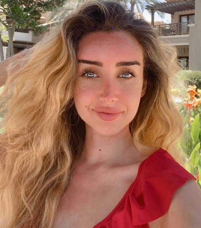 بالصور – هنا الزاهد بإطلالة صيفية جريئة بالفستان القصير الكاشف