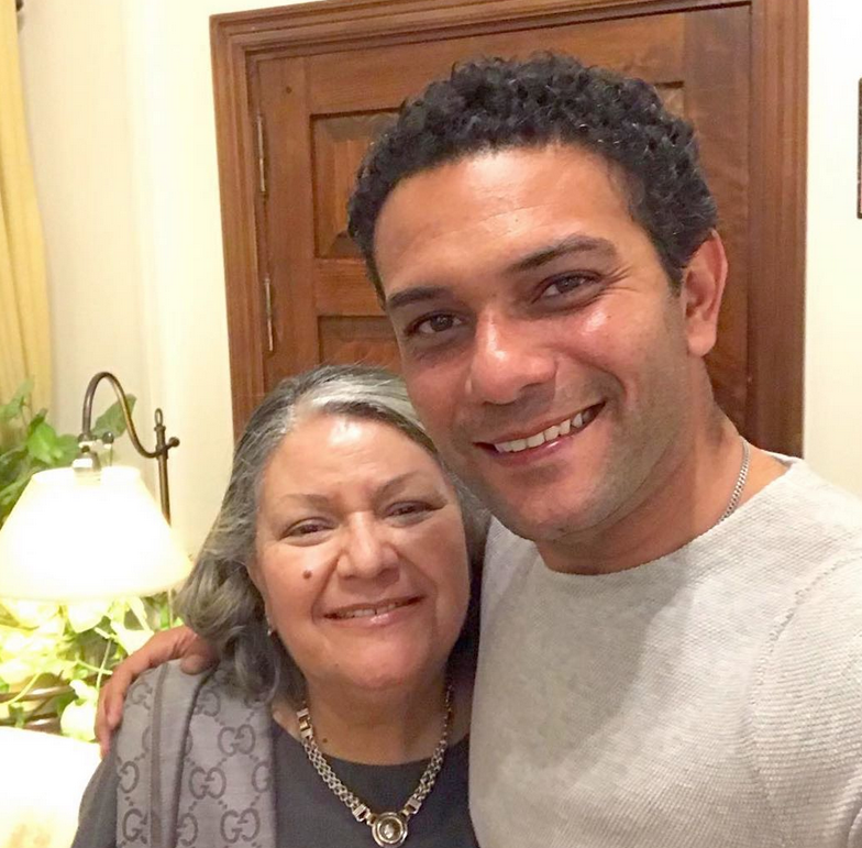 بالفيديو – والدة آسر ياسين تخطف الأضواء بلعبها كالأطفال في أحد المتاجر