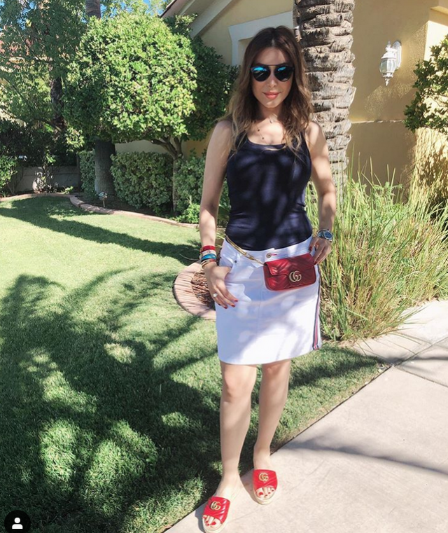 بالصورة – أضيفي حقيبة وحذاء يارا باللون الأحمر إلى إطلالتك الصيفية وهذه كلفتهما