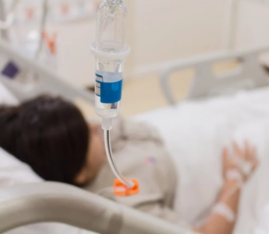 ملكة جمال سابقة تخضع لعملية بتر ساق وتنشر صورها