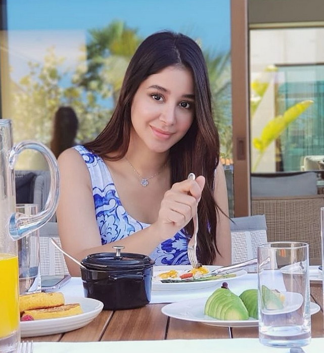 بالصورة – أسيل عمران تحارب الملل بصورة من طفولتها الأولى