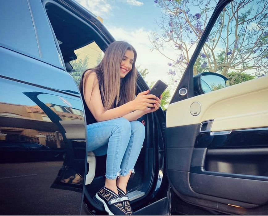 بالصورة -  كم يبلغ سعر حذاء مي عمر الرياضي برأيكم؟