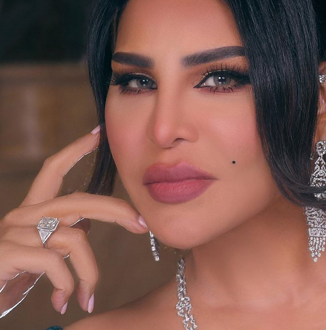 بالصور - بعد خسارتها الوزن أحلام تستعيد فستاناً ارتدته منذ عامين... لاحظوا الفرق