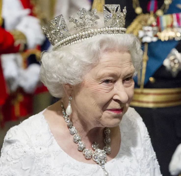 بات بإمكانك انتعال حذاء تتويج الملكة إليزابيث بتصميم عصري