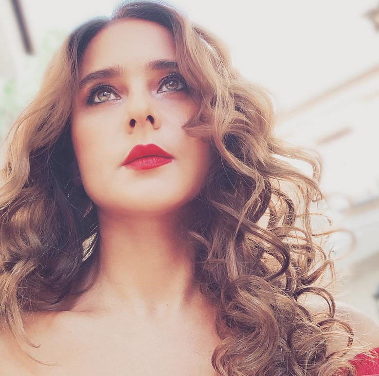 بالصورة - لياقة نيللي كريم العالية تسرق الاهتمام من خطوبتها