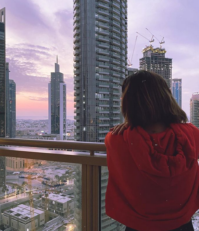 فاشينيستا شهيرة في الخليج تثير الجدل بصور من حوض الاستحمام