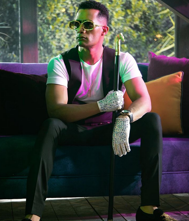 بالصورة -  هذا هو سعر قفازات مايكل جاكسون التي ارتدى محمد رمضان نسخة عنها