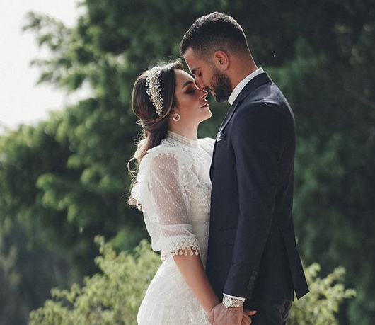 بالفيديو – محمد الشرنوبي يغني لراندا رياض ويقفز حماساً بعد عقد قرانهما